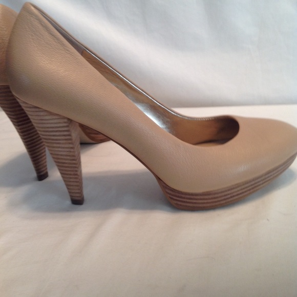 Banana Republic Shoes - Banana Republic "jacky" tan leather pumps used